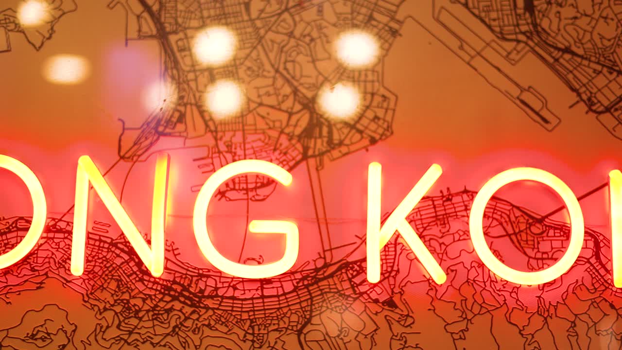 복잡한 배경 디자인과 함께 밝은 네온 표지판