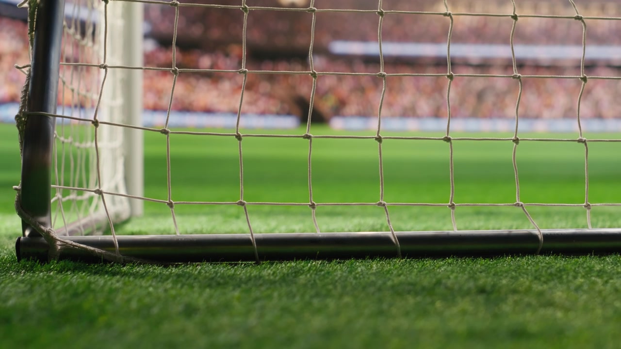 Närbild på fotbollsmålnätets maskor i selektivt fokus i förgrunden