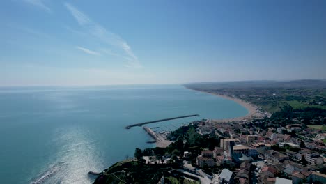 el pueblo de numana, conero riviera en le marche, italia, imágenes aéreas de drones