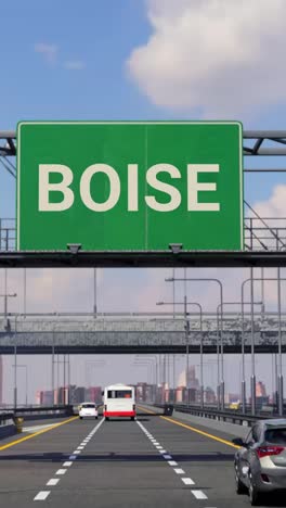 señal de la carretera a boise con el avión en el cielo