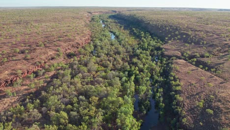 Imágenes-Aéreas-De-Mirar-Río-Arriba-Desde-Daguragu-A-Lo-Largo-Del-Arroyo-Giles,-Territorio-Del-Norte,-Australia