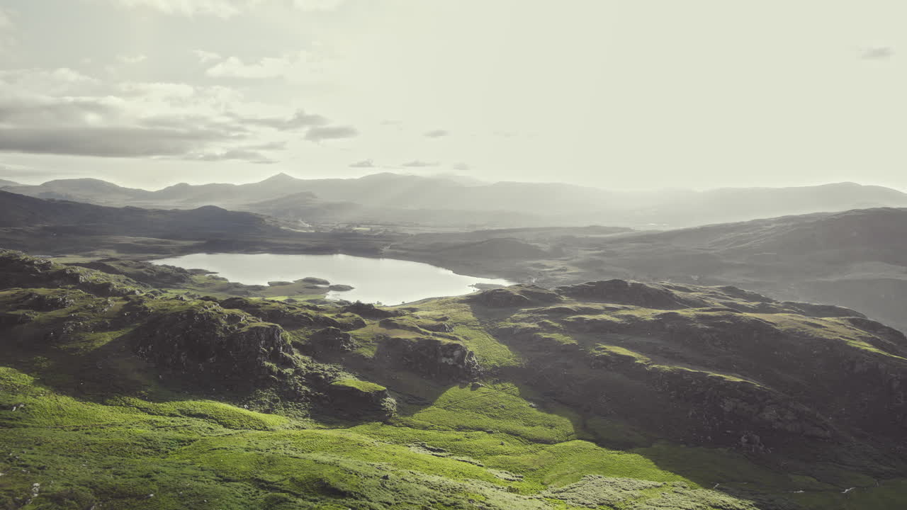hermoso vuelo aéreo sobre las tierras altas irlandesas durante la puesta de sol