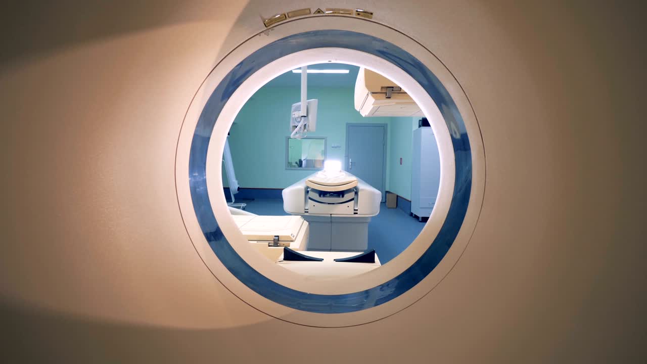 un escáner de mascotas de resonancia magnética vacío.