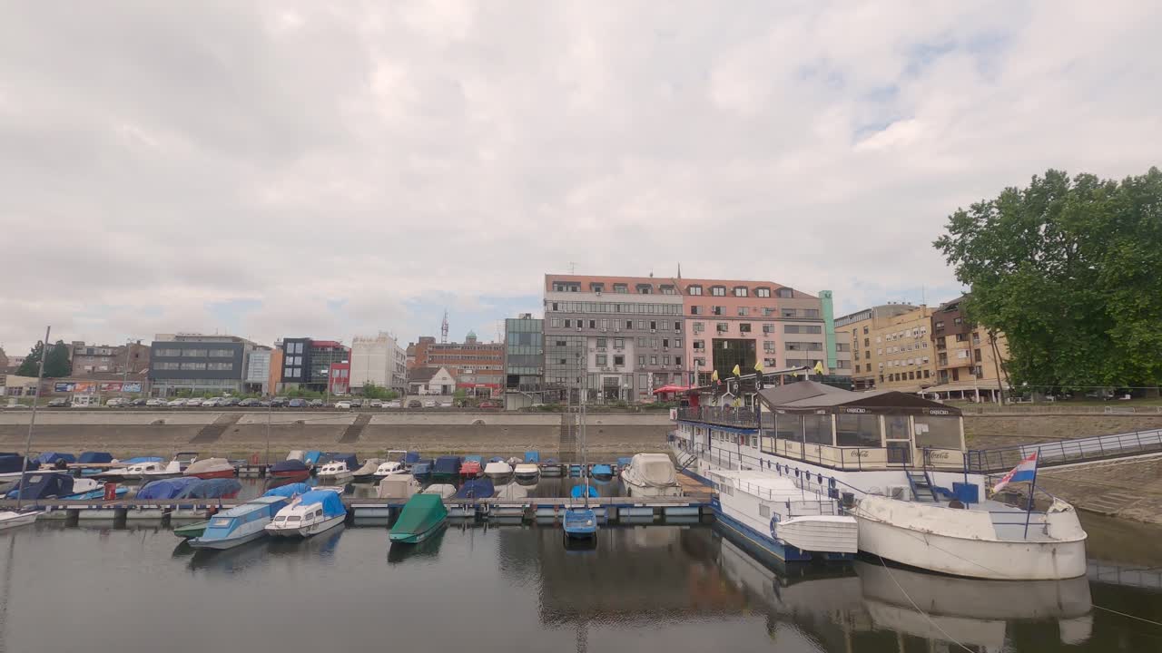 시간 경과:크로아티아 항구 항구에 정박한 모터보트가 있는 황량하고 텅 빈 오시예크 시내와 해변 선착장, 코비드-19 전염병, 정적