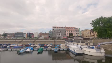 Lapso-De-Tiempo:-Centro-De-Osijek-Desolado-Y-Vacío-Y-Puerto-Deportivo-Junto-Al-Mar-Con-Lanchas-Motoras-Atracadas-En-El-Puerto,-Croacia,-Pandemia-De-Covid-19,-Estática