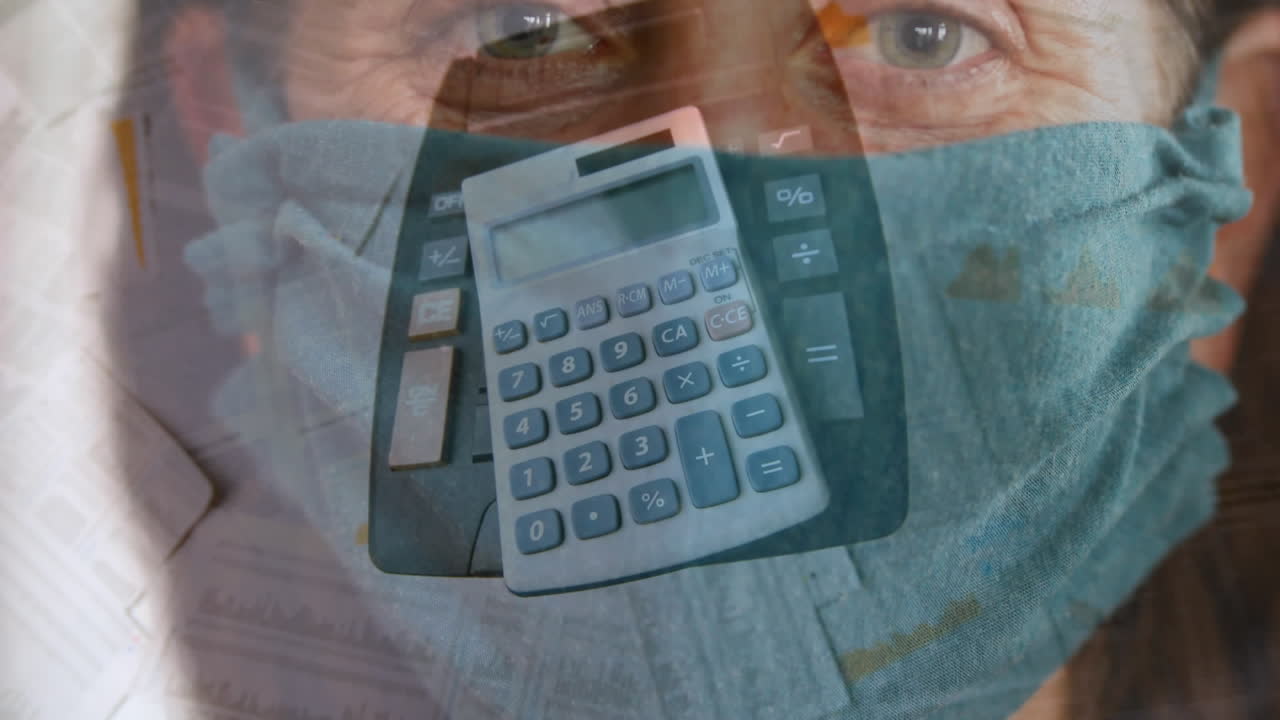 el papeleo y la calculadora sobre la mujer con la máscara.