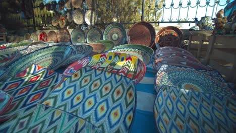 venta de coloridas placas de cerámica nacional en el bazar chorsu en el casco antiguo de la ciudad de tashkent, uzbekistán, asia central