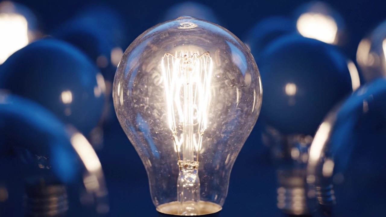Uma Exibição Deslumbrante de Lâmpadas Iluminadas Capturando a Beleza da Luz e da Inovação em uma Composição Visual Única