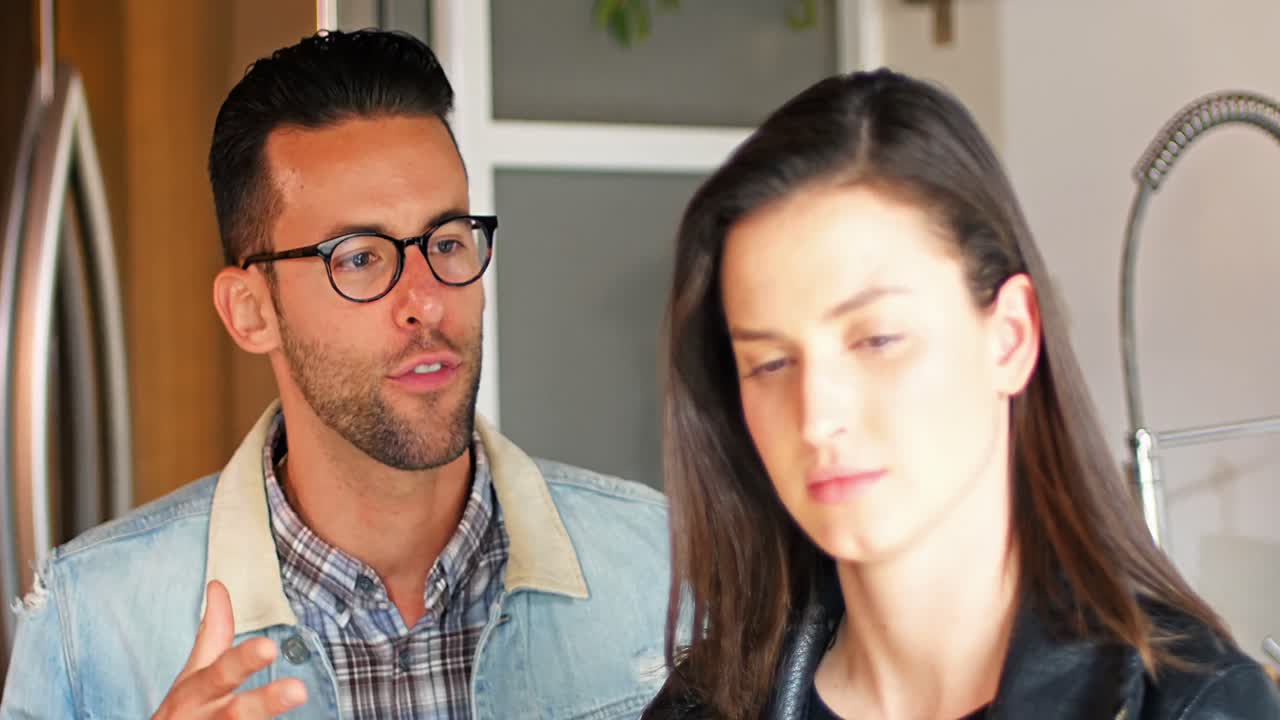 hombre agresivo gritando a la mujer