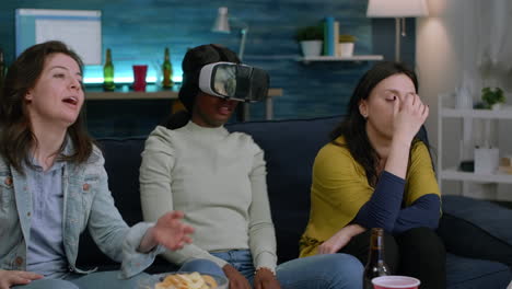 groupe mixte d'amis guidant une femme afro-américaine avec un casque de réalité virtuelle