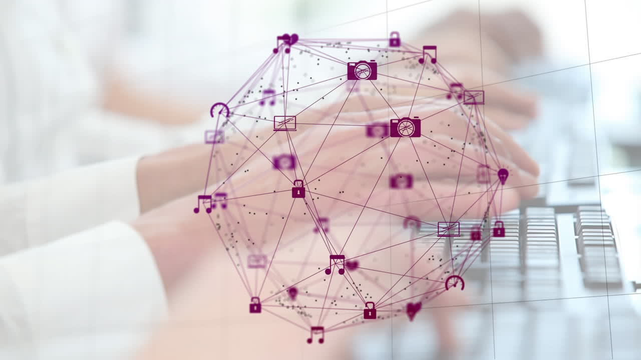 globo de red de conexiones contra personas que escriben en teclados de computadora