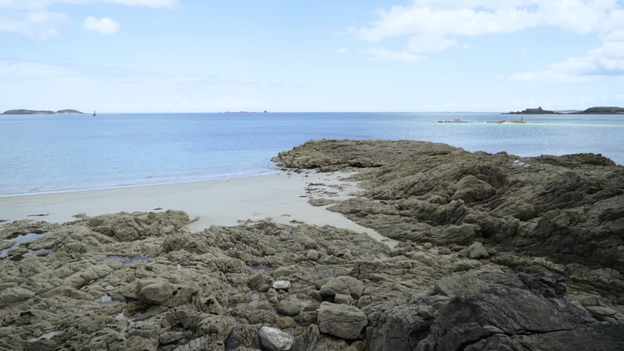 해안의 바위 해변 풍경