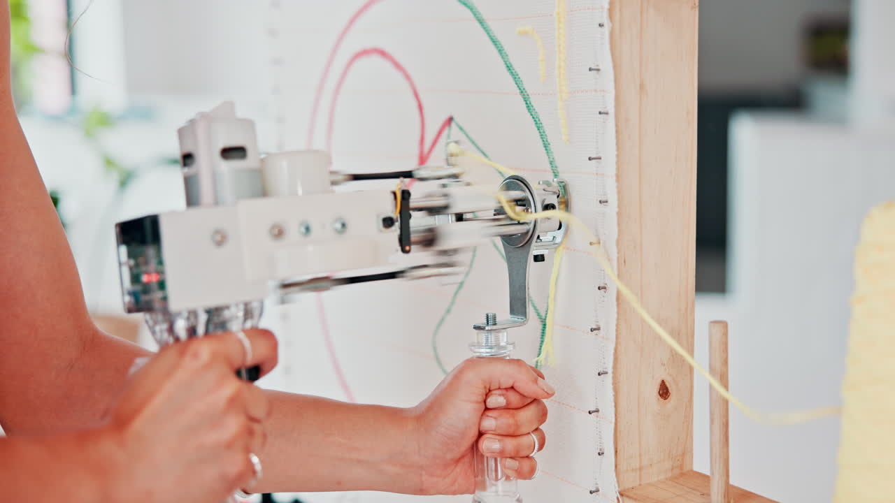 mujer usando una máquina de bordar