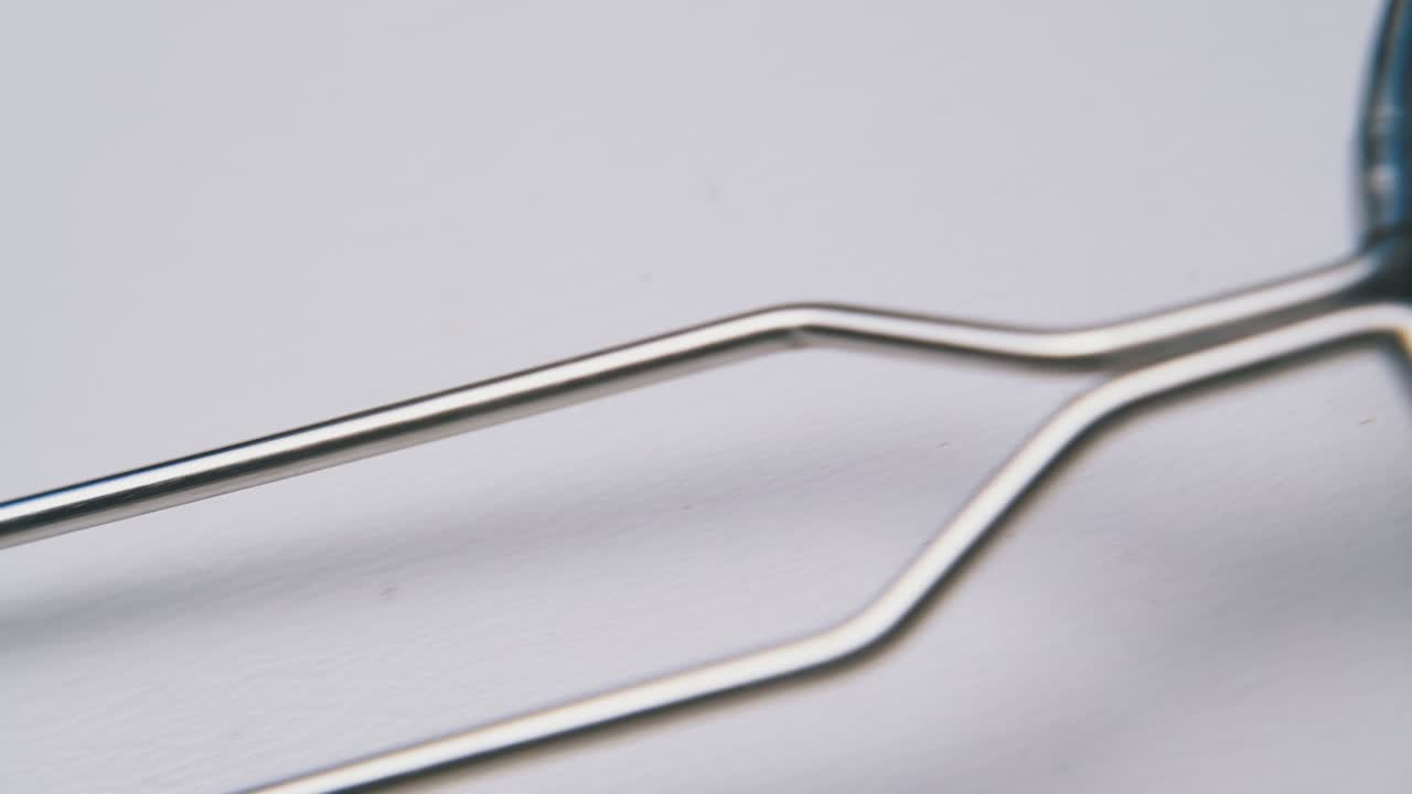 un filtro elegante con un mango delgado se encuentra sobre un fondo blanco