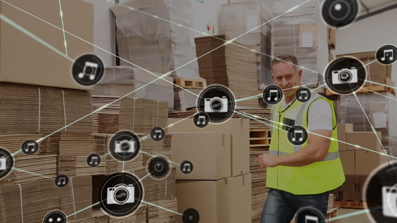 animación de una red de iconos digitales contra un trabajador caucásico apilando cajas en un almacén