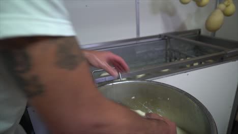 fabricante de queso italiano que prepara formas de queso caciotta