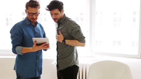 Führungskräfte-Diskutieren-über-Ein-Digitales-Tablet