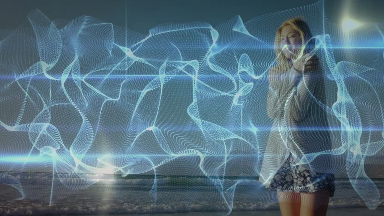 Mulher caminhando descalça na areia molhada, sincronizando passos com uma sobreposição de tecnologia de ondas digitais pulsantes.