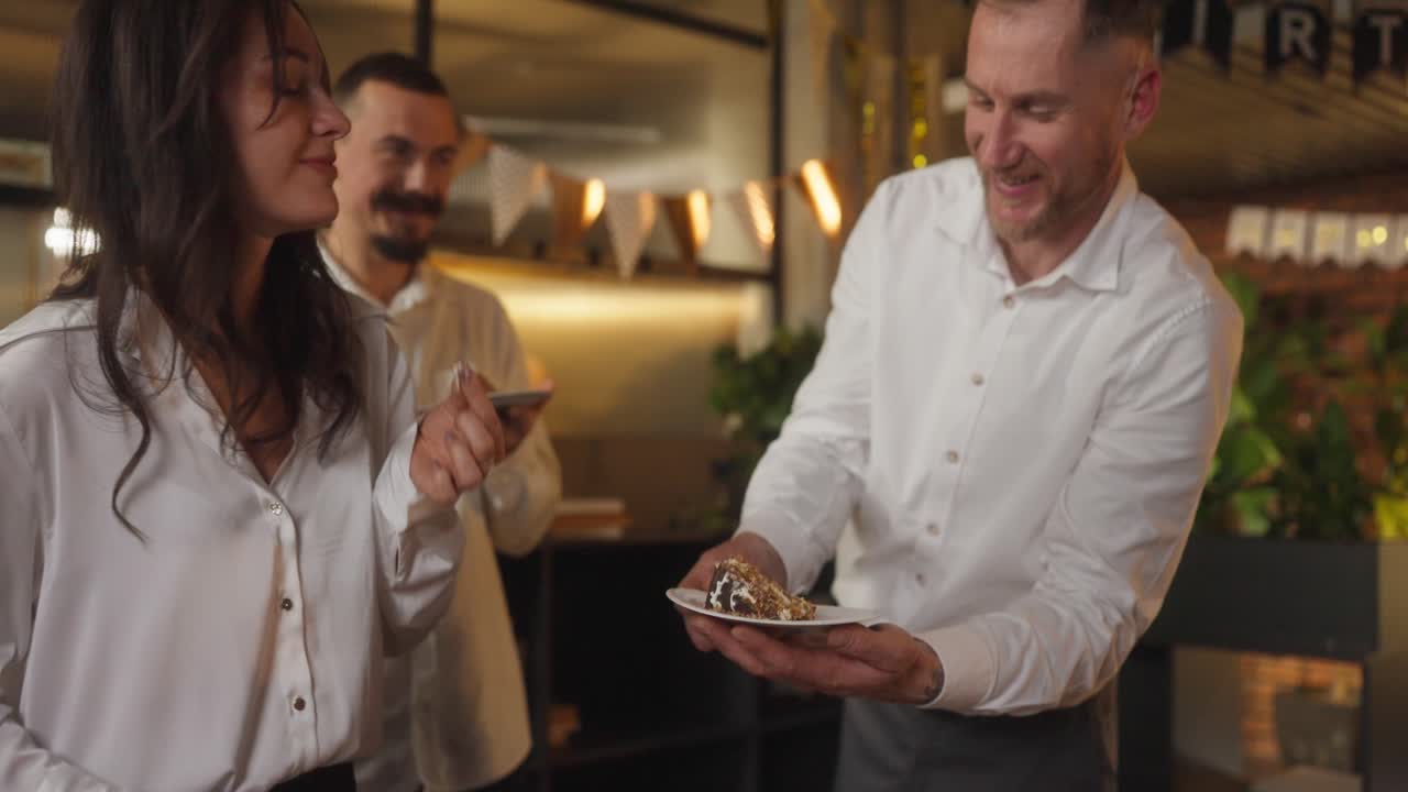 celebración de cumpleaños en la oficina