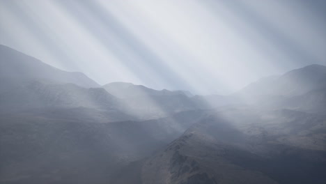 Rayos-De-Sol-Contra-El-Telón-De-Fondo-De-Las-Montañas