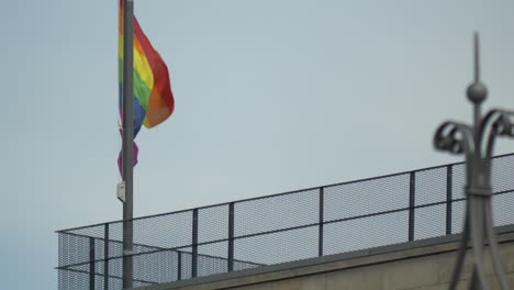 bandera del orgullo gay ondeando al viento
