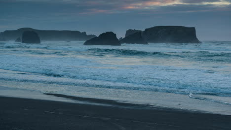 Stormy-weather-over-sea-stacks-in-Bandon,-Oregon,-USA,-Pacific-Ocean-wild-wave-action,-4k-time-lapse