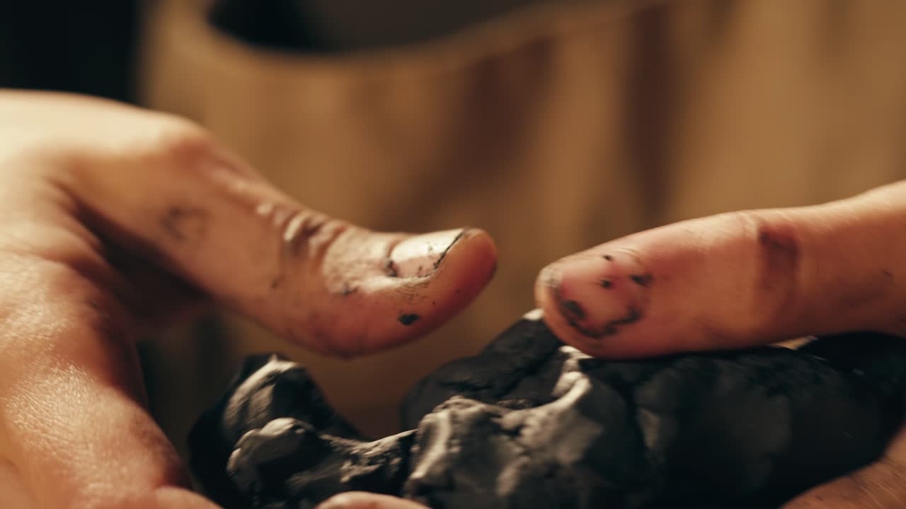 las manos de arcilla negra