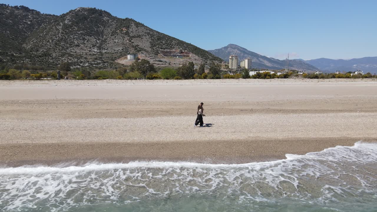 연인들은 바 ⁇ 가에서 즐거운 시간을 보 ⁇ 니다.