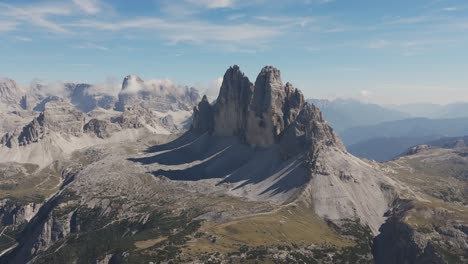 Naturalezas-únicas-Tre-Cime-Di-Lavaredo,-Dolomitas-Aéreas-Invierno-A-Verano-Desvanecimiento-Transición,