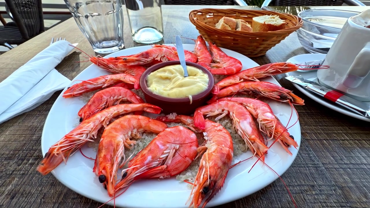 Delicious fresh shrimp platter arranged around lemon for seafood dining.