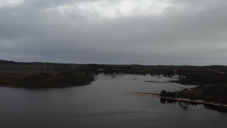 Antena:-Drone-Volando-Hacia-Un-Puerto-De-Barcos-En-Tasmania