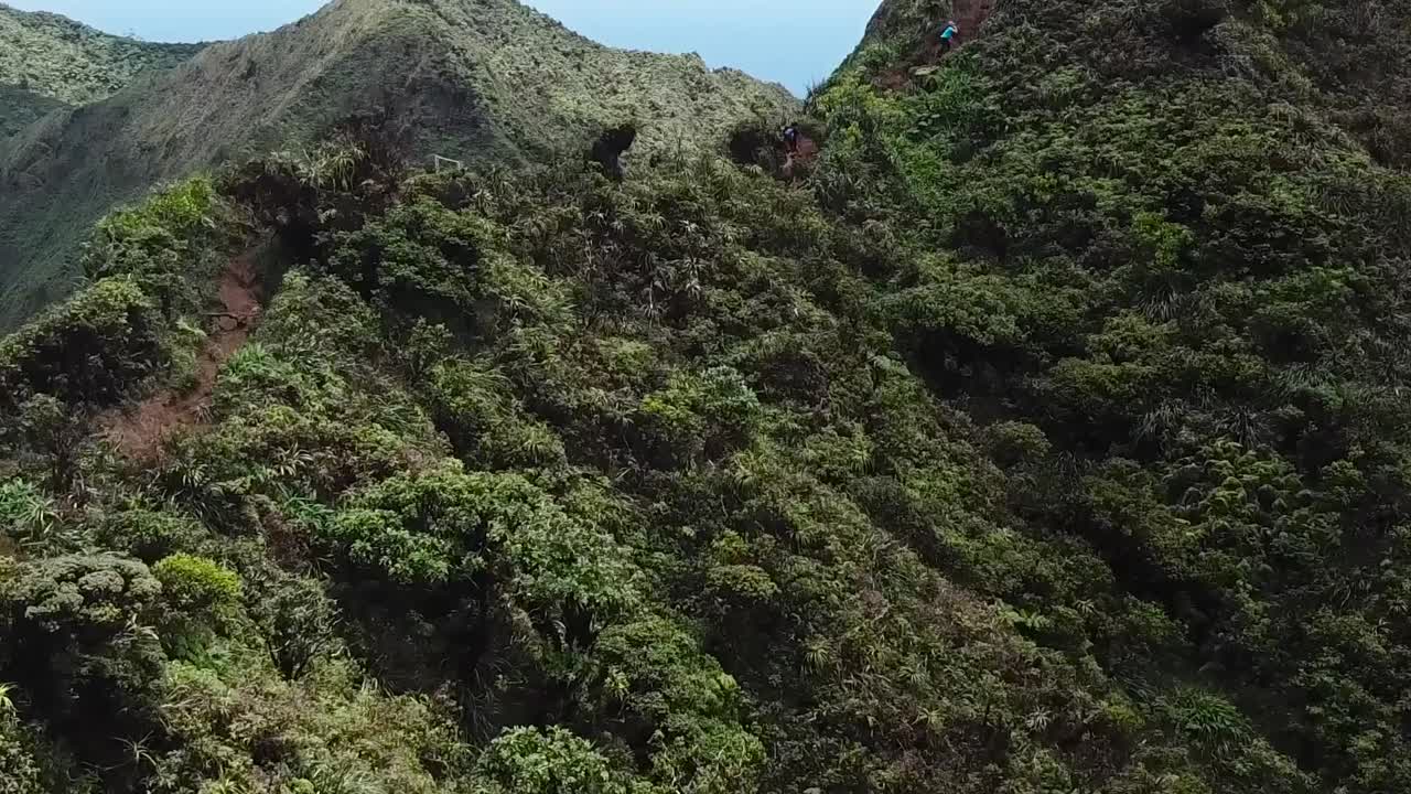dron aire avanzando personas escalando montaña