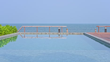 View-from-the-edge-of-a-resort-pool-of-the-ocean-horizon