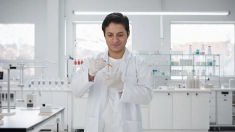 científico indio feliz haciendo experimentos científicos