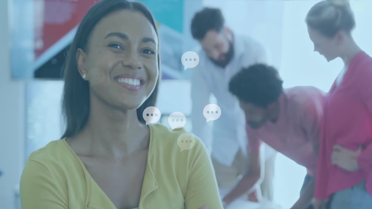 animación de iconos de redes sociales y procesamiento de datos sobre diversas personas de negocios en la oficina