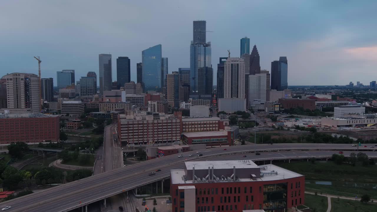 vista de drones del centro de houston en un día nublado
