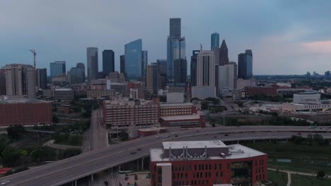 Vista-De-Drones-Del-Centro-De-Houston-En-Un-Día-Nublado