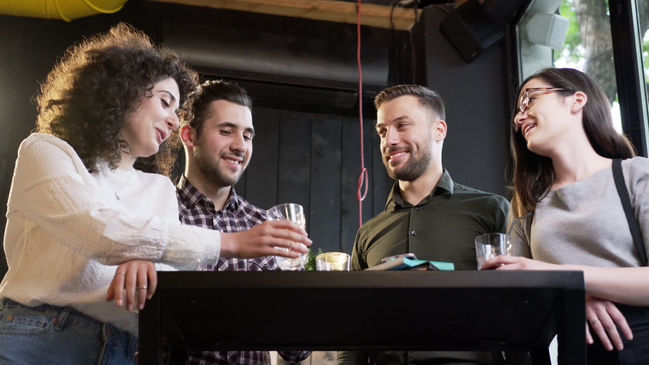 amigos disfrutando de bebidas en un bar de moda
