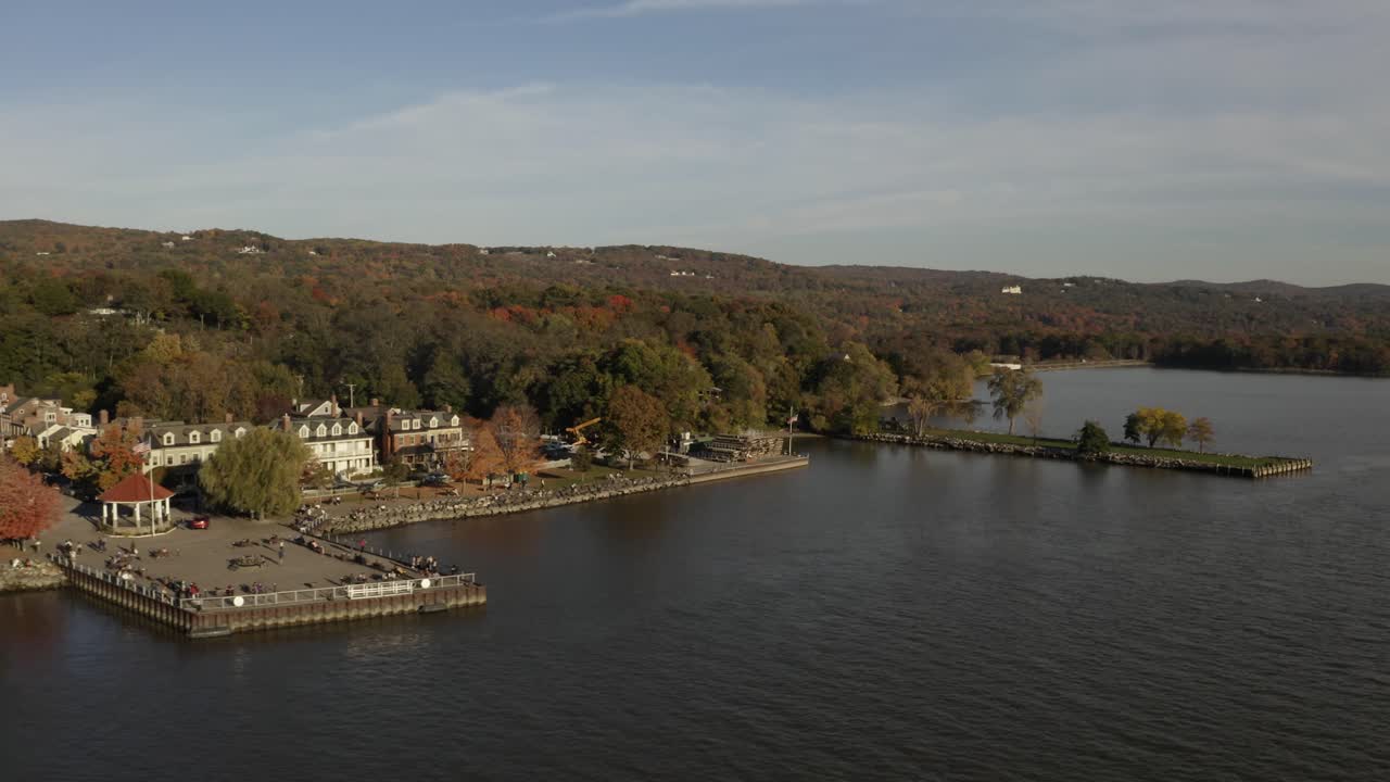 drone aéreo orbitando alrededor de un parque en el río hudson