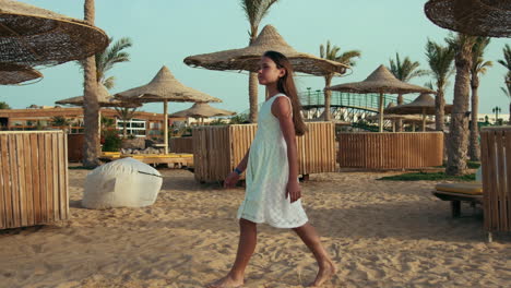 Mujer-Joven-Delgada-Disfrutando-De-La-Costa-De-Verano.-Chica-De-Pelo-Largo-Caminando-En-La-Playa.