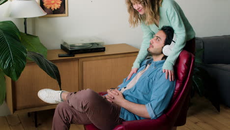 joven escuchando música en casa