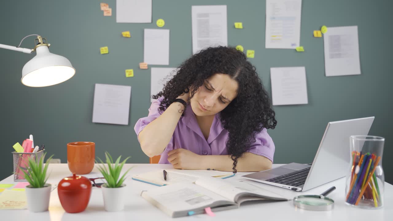 estudiante con dolor de cuello.