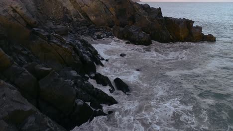 Olas-Del-Mar-Rompiendo-En-Las-Rocas-Al-Atardecer