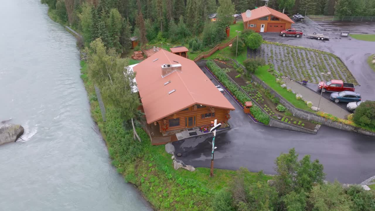imágenes aéreas de una cabaña junto al río kenai en alaska.