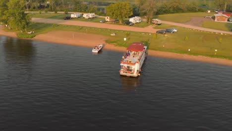 Disparo-De-Drones-De-Una-Casa-Flotante-En-El-Mississippi