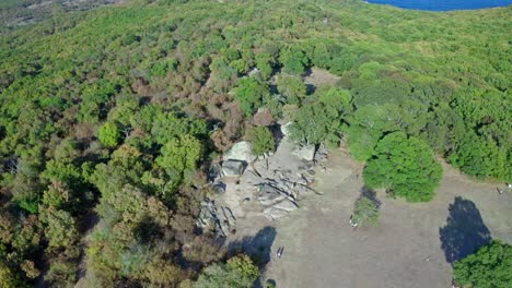 Absteigende-Drohnenaufnahme-Von-Beglik-Tash-Und-Der-Küste-Des-Schwarzen-Meeres-In-Primorsko,-Provinz-Burgas,-Bulgarien