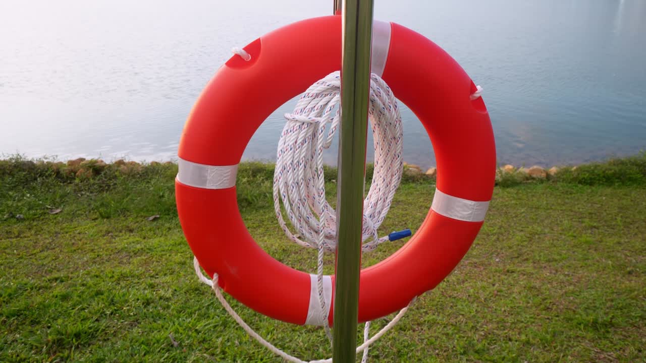 천천히 구명선을 향해 이동하세요.