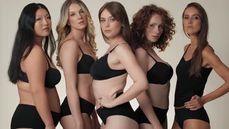 retrato de un grupo de mujeres vestidas con ropa interior y de pie en el estudio