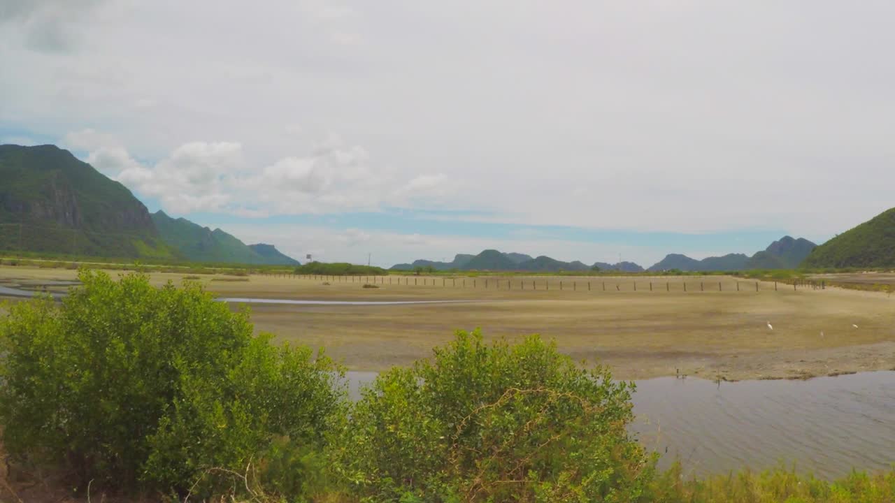 placa lateral de conducción: lago en el parque nacional khao sam roi yot, tailandia
