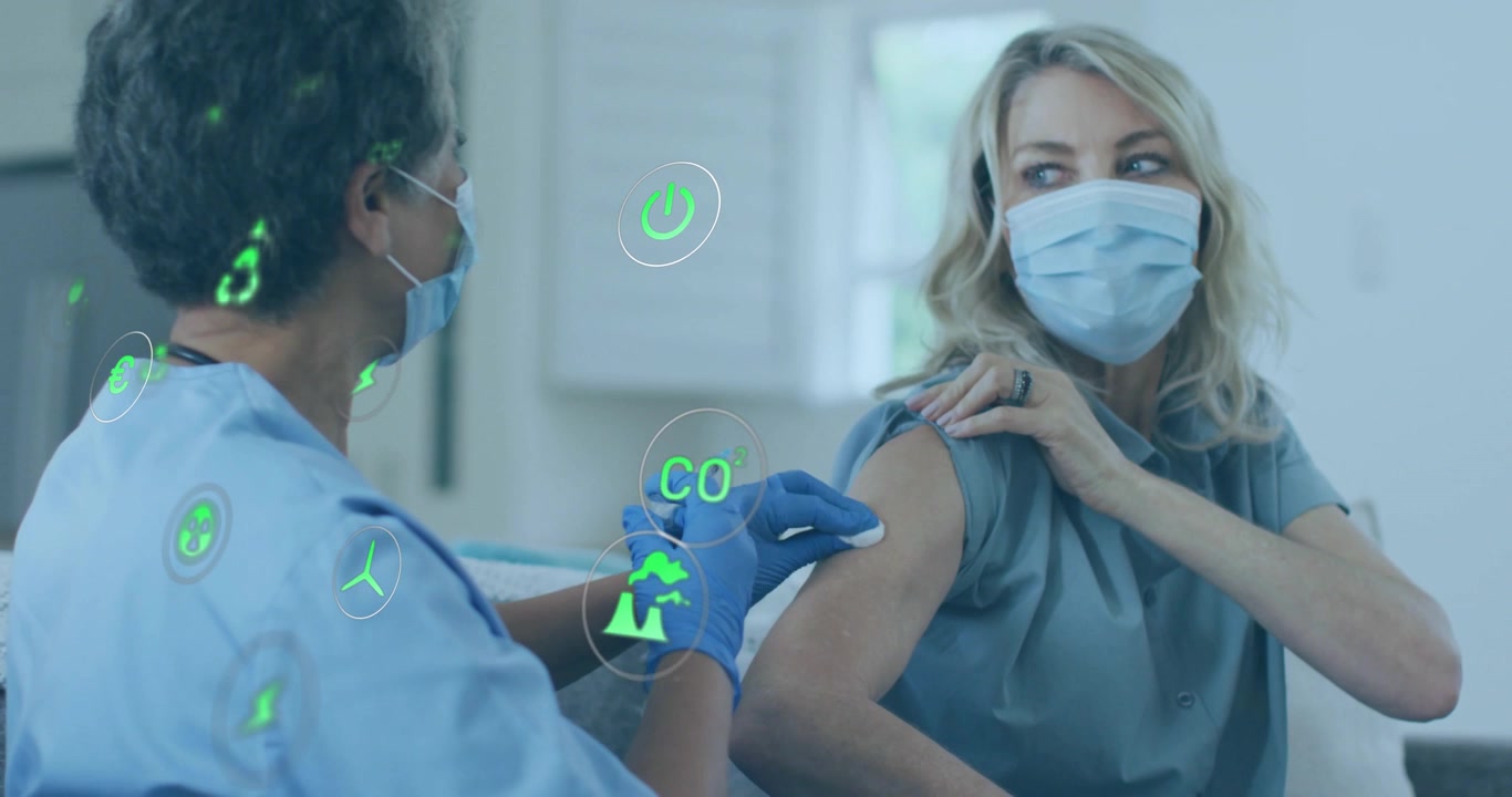 Enfermera limpiando brazo e inyectando vacuna para inmunizar paciente en clínica con iconos verdes flotantes